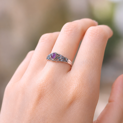 Anello con ametista viola naturale e motivo botanico in argento 925