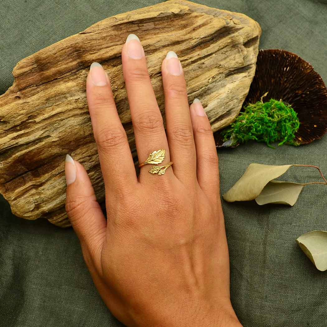 Anello con foglie dal design organico e naturale