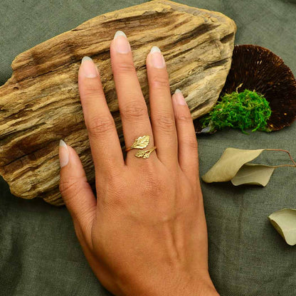 Anello con foglie dal design organico e naturale