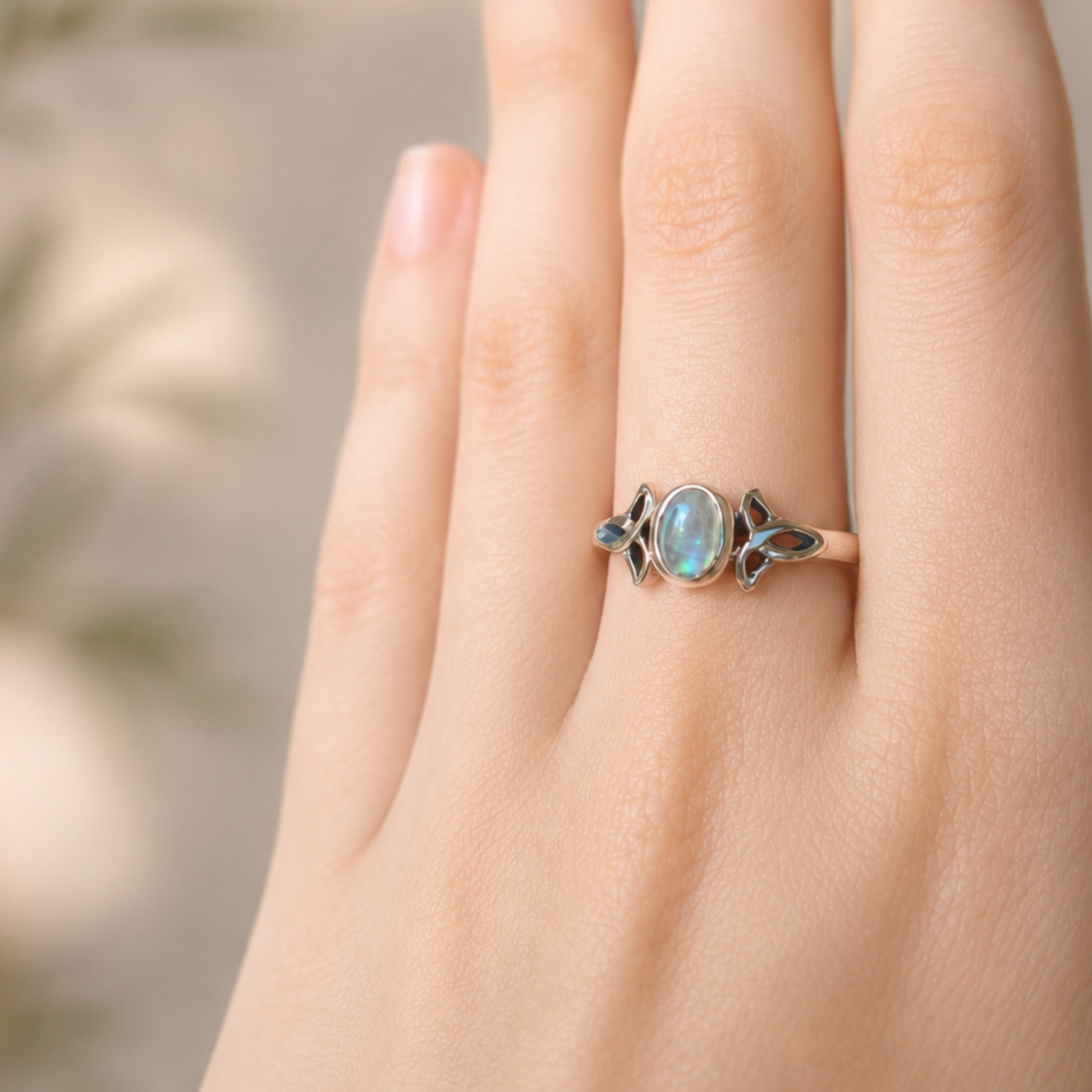 Anello con pietra di luna arcobaleno e intrecci celtici in argento 925