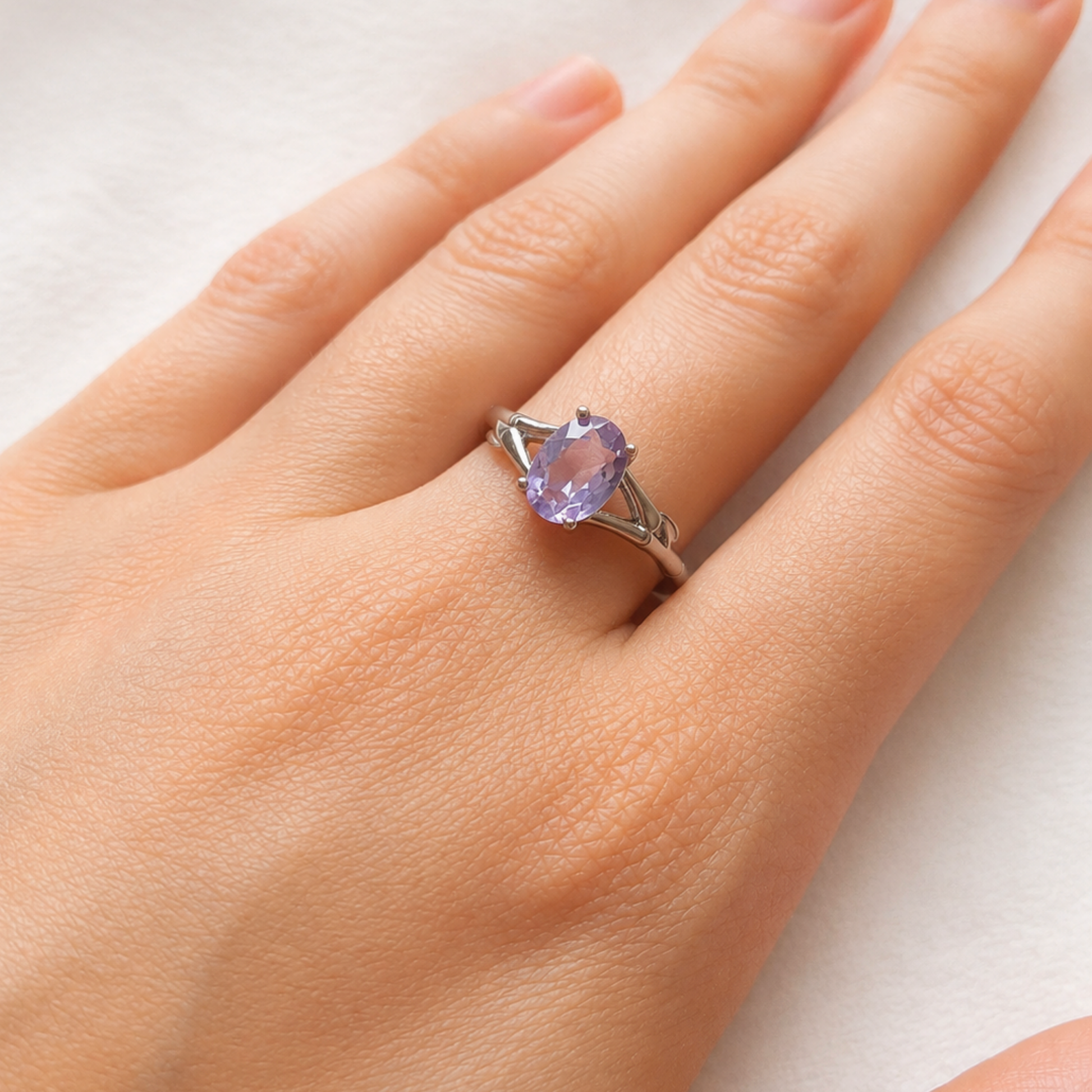Anello in ametista naturale 9 x 7 mm indossato sulla mano