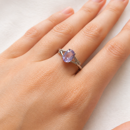 Anello in ametista naturale 9 x 7 mm indossato sulla mano
