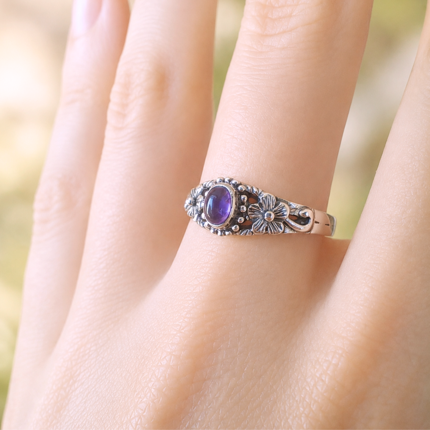 Anello in argento 925 con ametista naturale viola e dettagli floreali