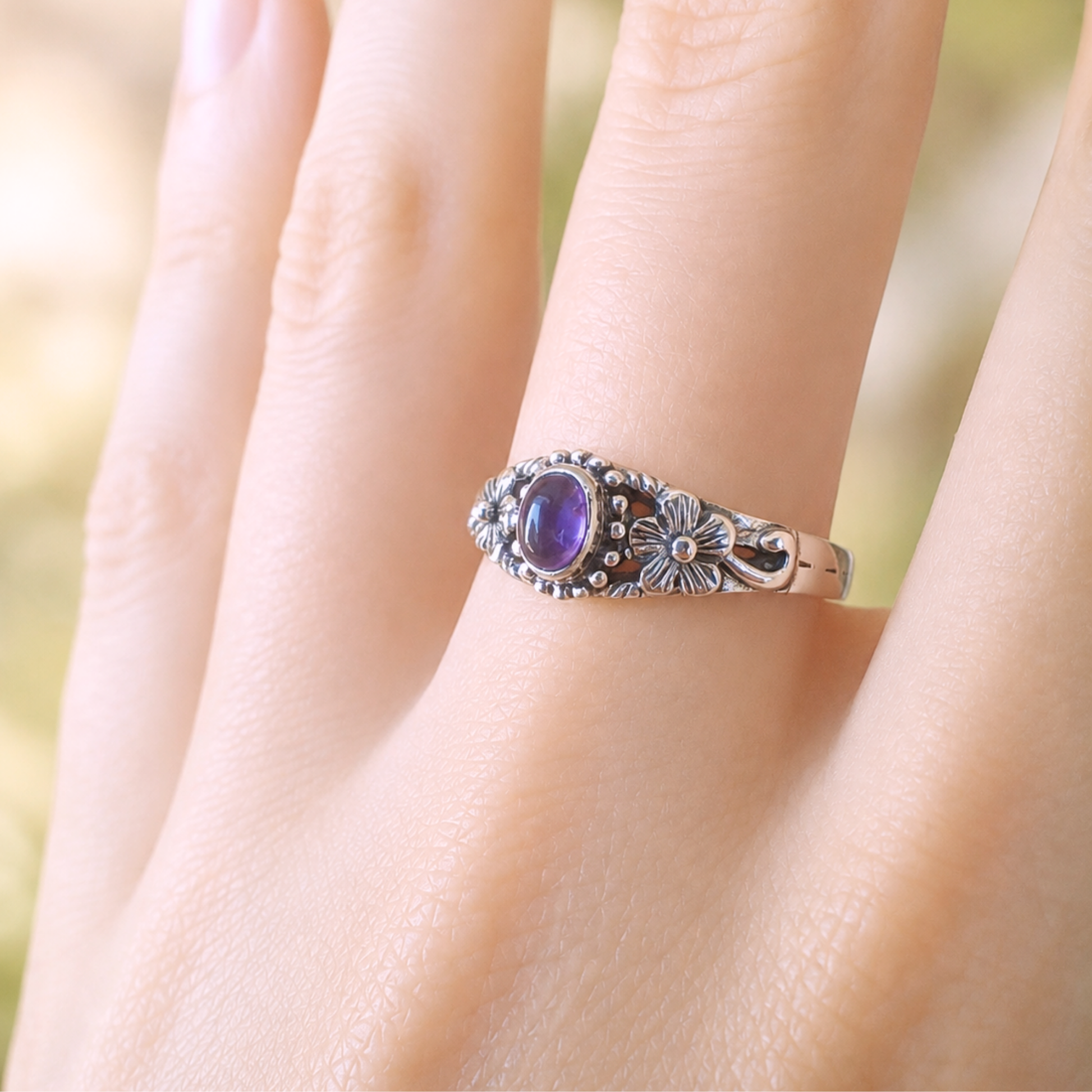 Anello in argento 925 con ametista naturale viola e dettagli floreali