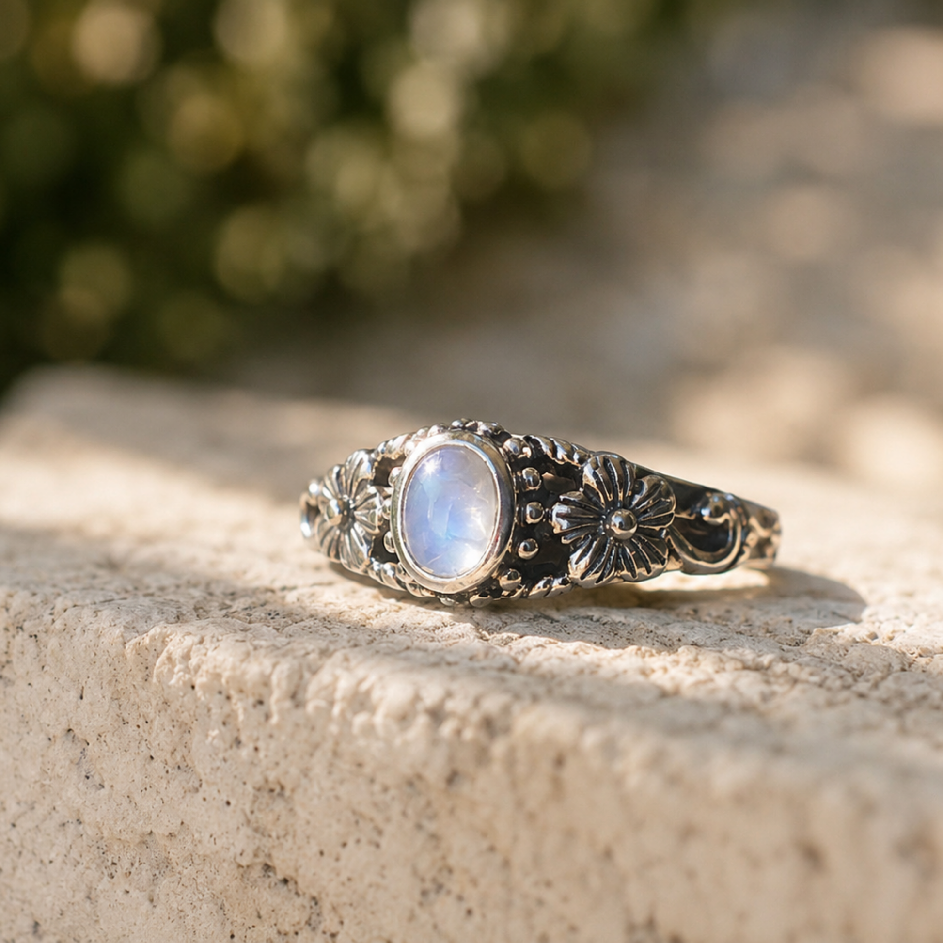 Anello in argento 925 con pietra di luna arcobaleno e decorazioni floreali