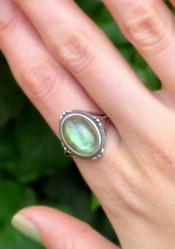Anello in labradorite e ottone placcato argento