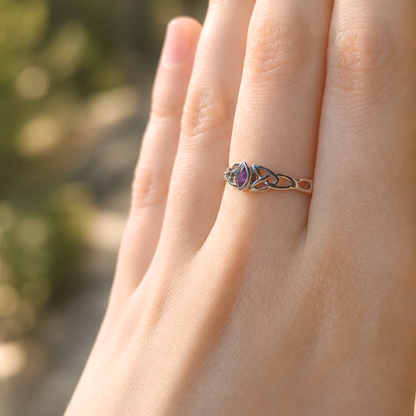 Anello sottile con ametista naturale e nodo celtico in argento 925