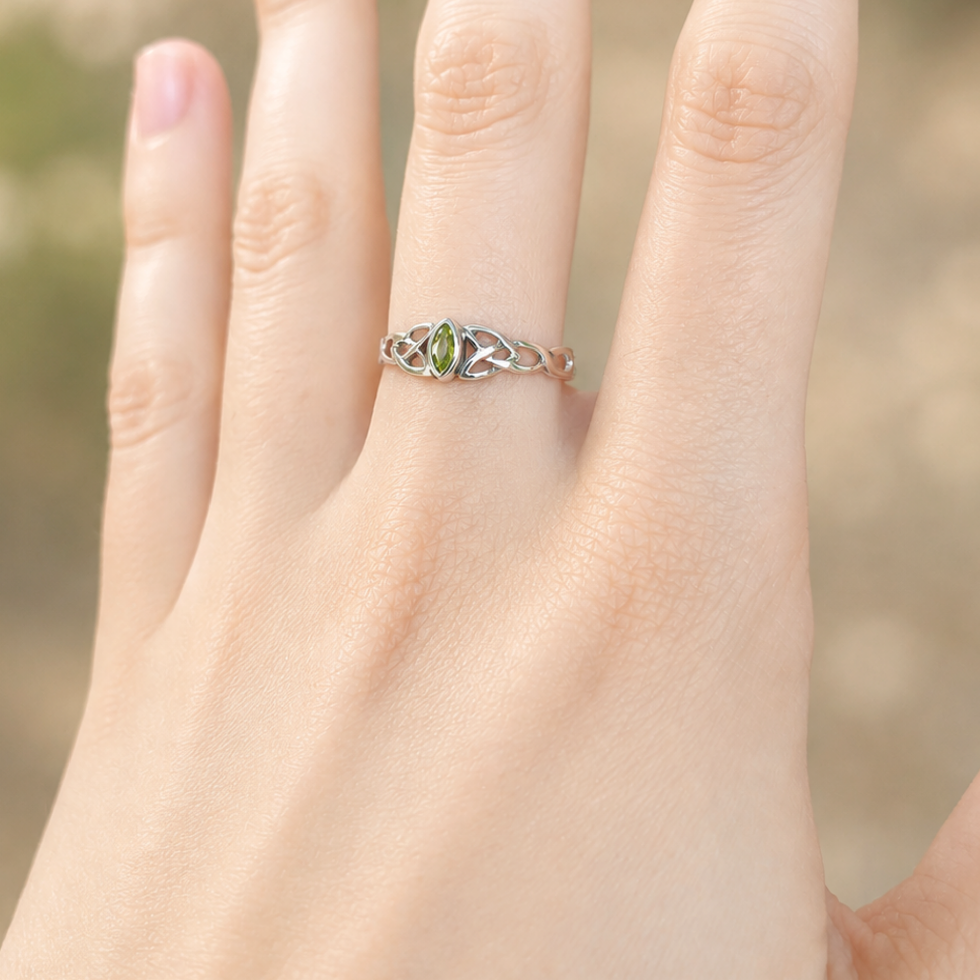 Anello sottile con peridoto naturale e nodo celtico in argento 925