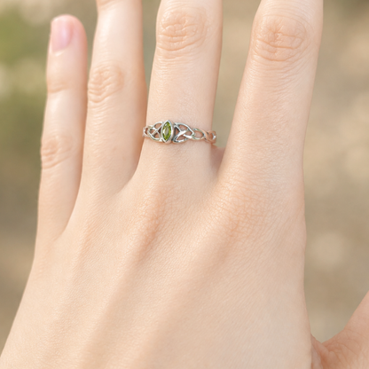 Anello sottile con peridoto naturale e nodo celtico in argento 925