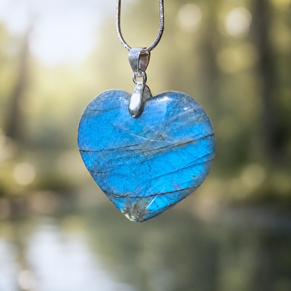 Ciondolo a cuore in labradorite naturale con riflessi blu e verdi