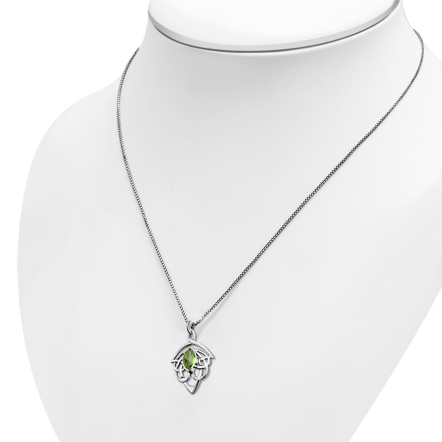 Ciondolo celtico argentato con zirconia verde indossato