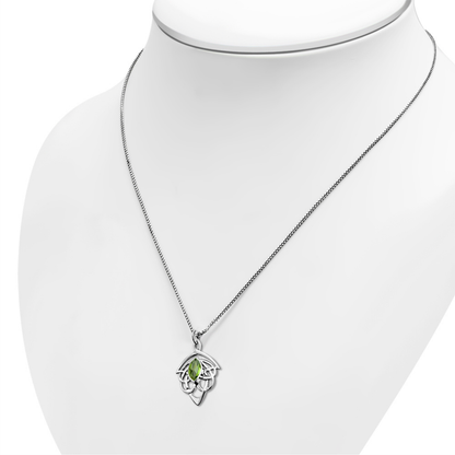 Ciondolo celtico argentato con zirconia verde indossato
