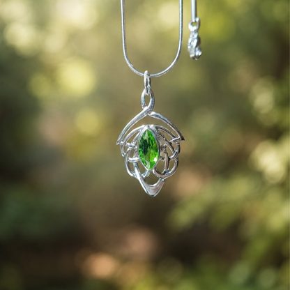 Ciondolo celtico in argento 925 con zirconia cubica verde