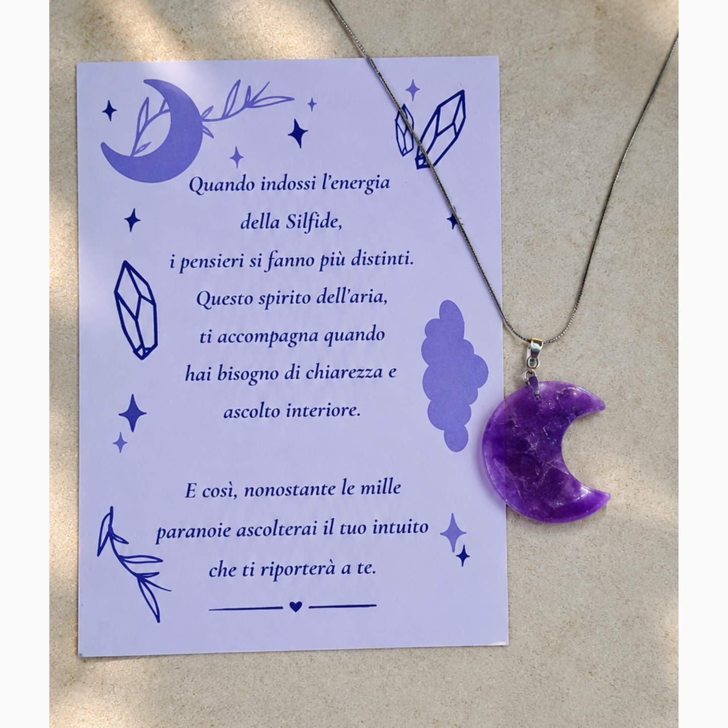 Ciondolo in ametista naturale viola con card illustrata della Driade Notturna