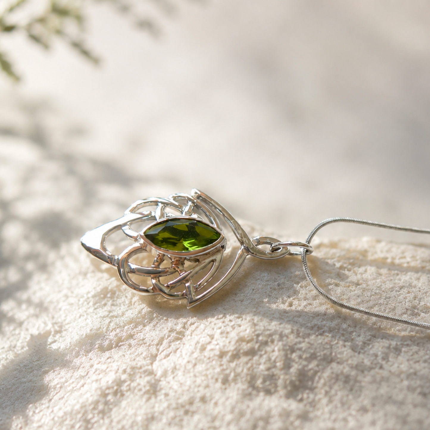 Ciondolo in argento sterling 925 con intreccio celtico e pietra verde