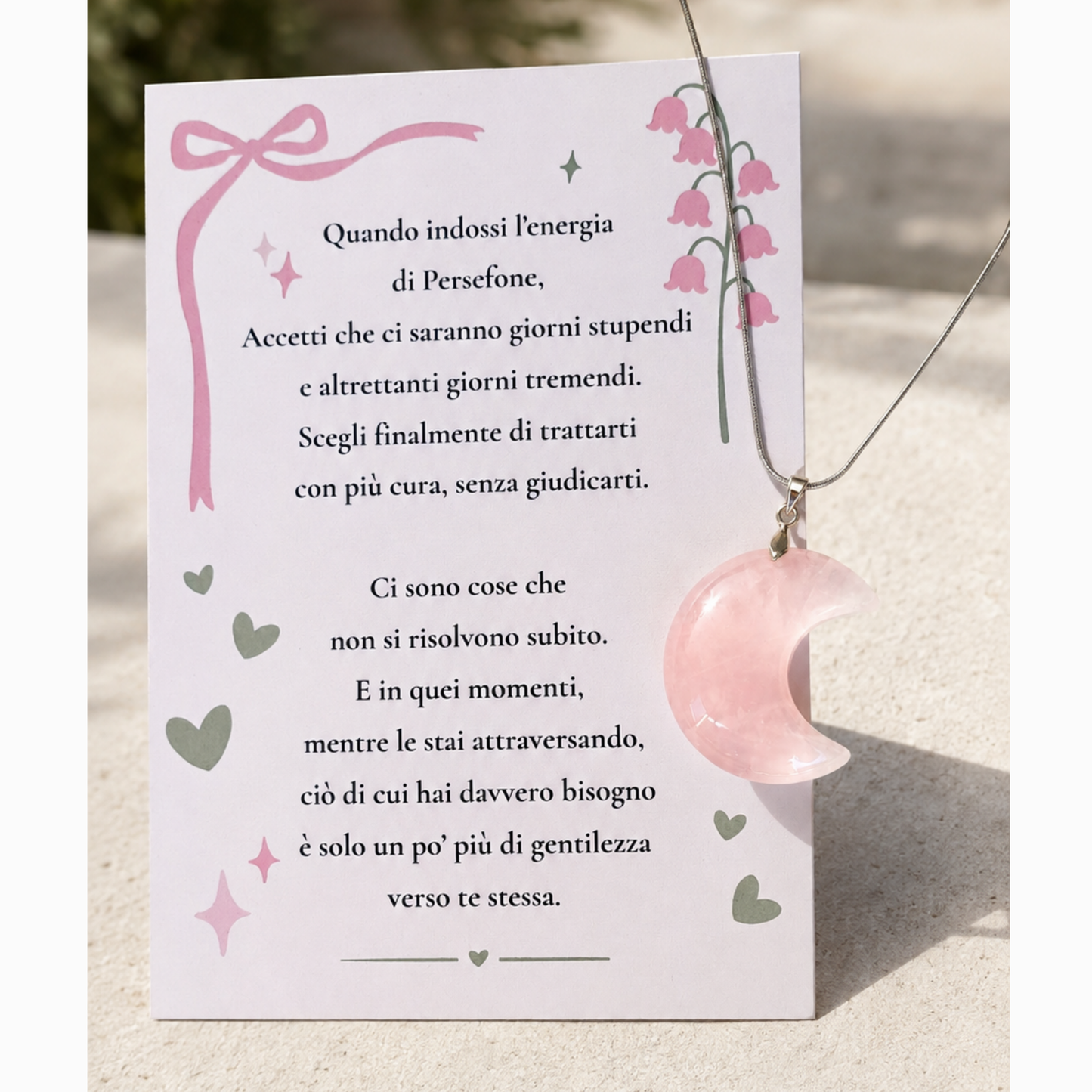 Ciondolo in quarzo rosa a mezzaluna con card illustrata Persefone