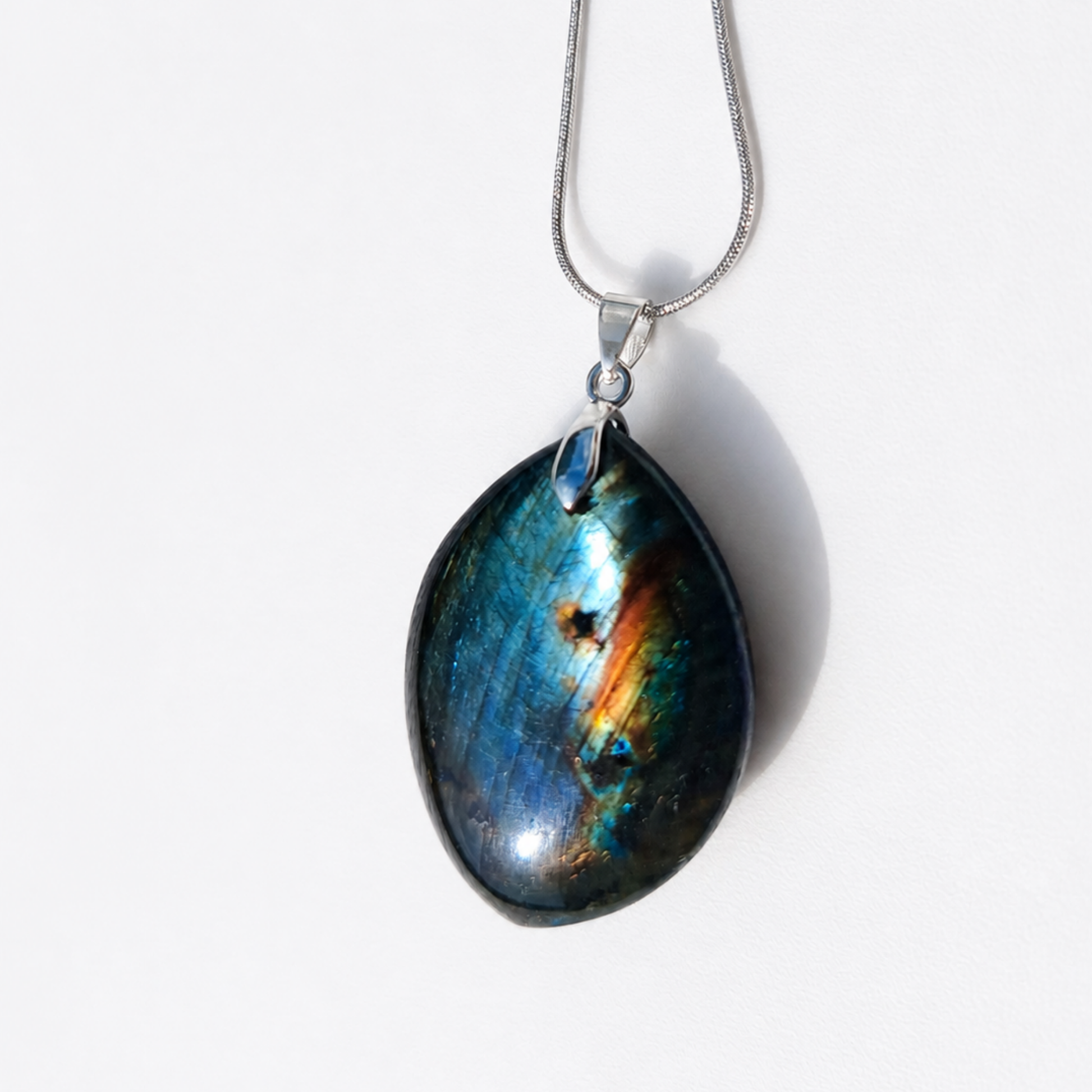 Ciondolo marquise in labradorite nera naturale con riflessi blu e verdi