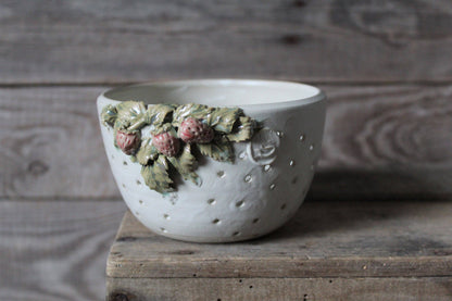 Ciotola artigianale in ceramica con fragole e decorazioni botaniche