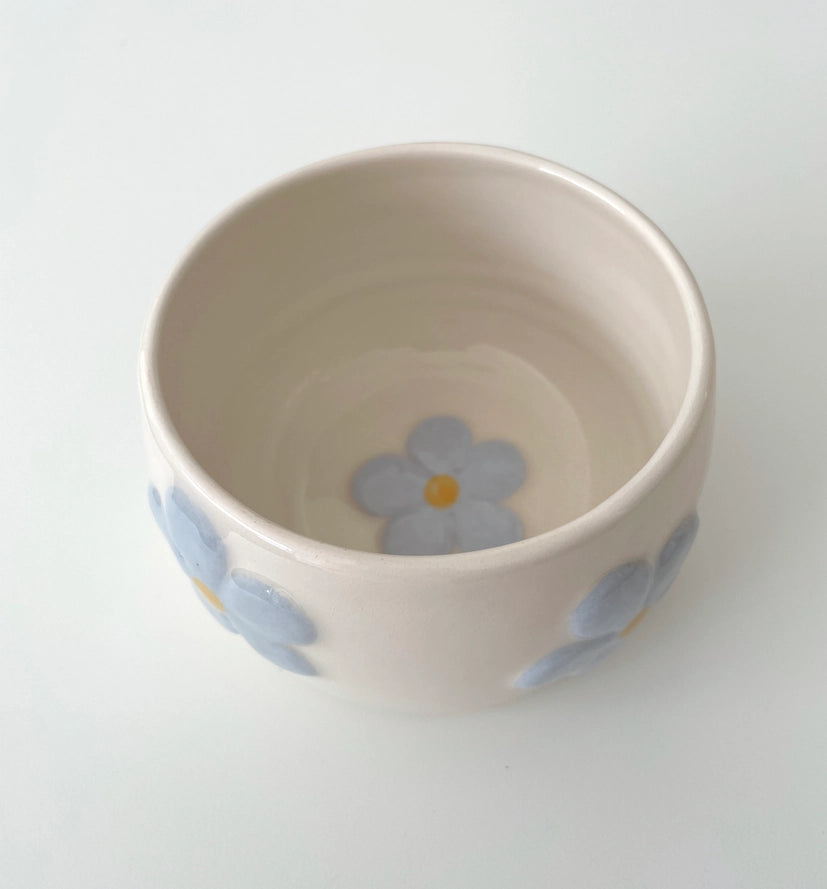 Ciotola artigianale in ceramica con piccoli fiori in rilievo