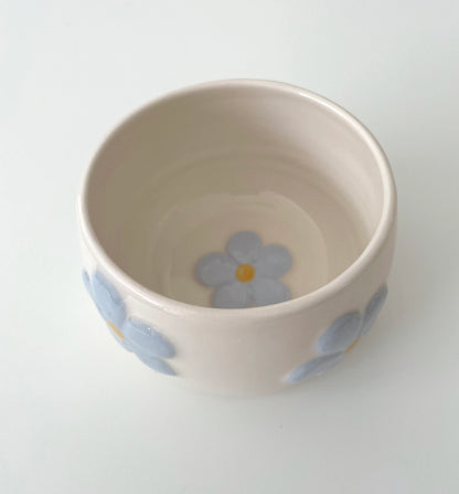 Ciotola artigianale in ceramica con piccoli fiori in rilievo