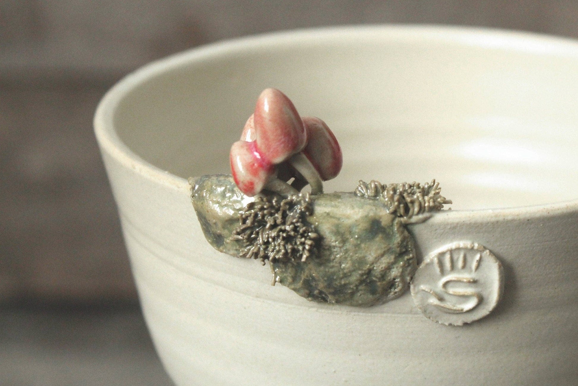 Ciotola in ceramica gres decorata a mano con piccoli funghi rosa