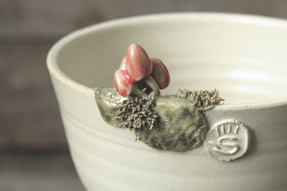 Ciotola in ceramica gres decorata a mano con piccoli funghi rosa
