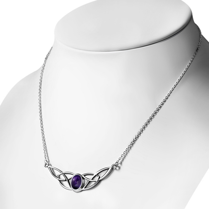 Collana celtica con ametista viola indossata e catena in argento 925