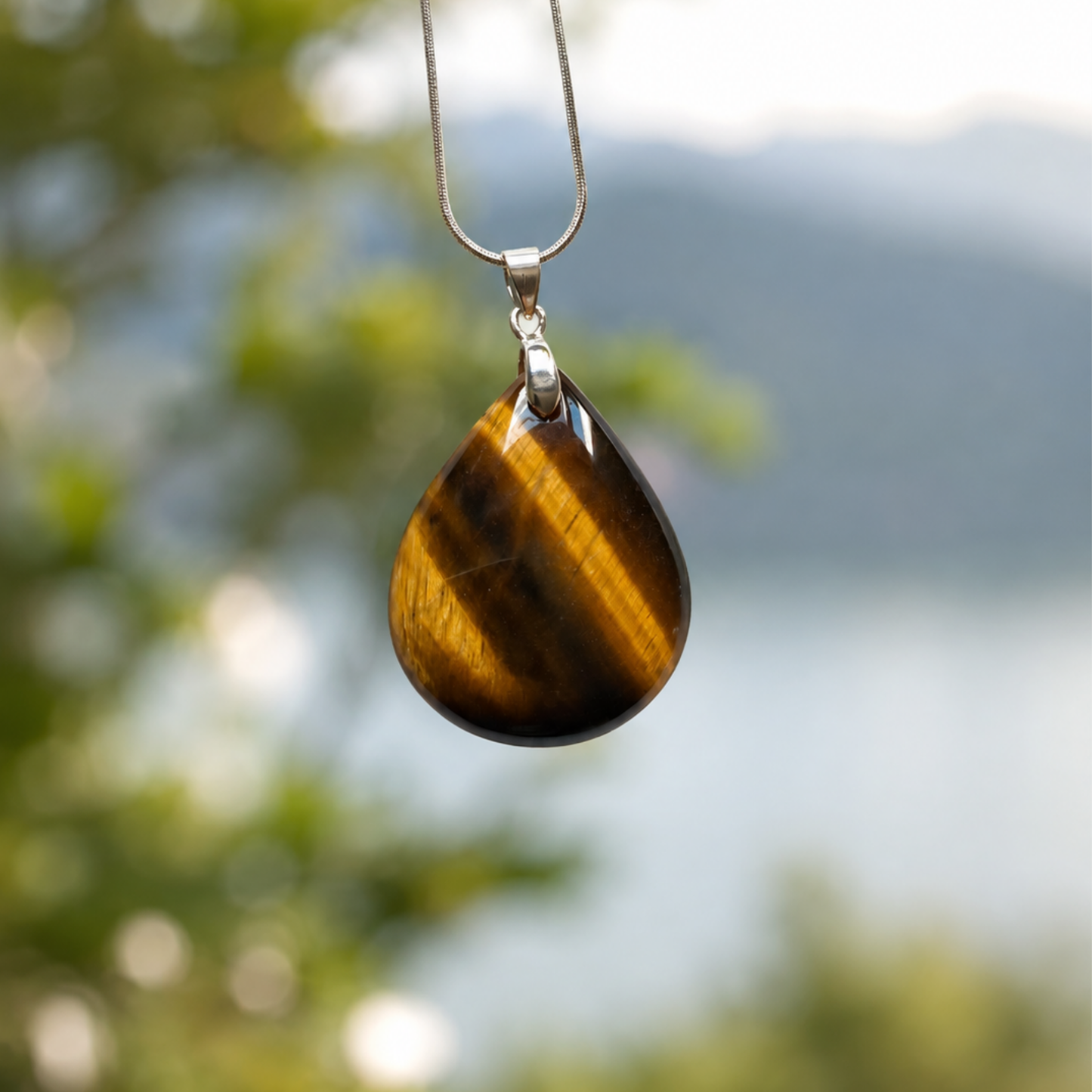 Collana con ciondolo in occhio di tigre naturale dalle venature dorate