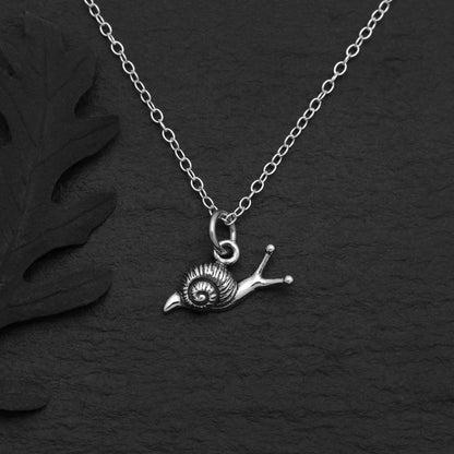 Collana con piccola lumaca in argento sterling, gioiello simbolo di perseveranza