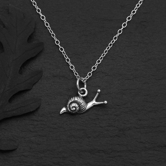 Collana con piccola lumaca in argento sterling, gioiello simbolo di perseveranza