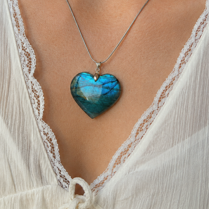 Collana cuore in labradorite naturale indossata con catena in acciaio inox