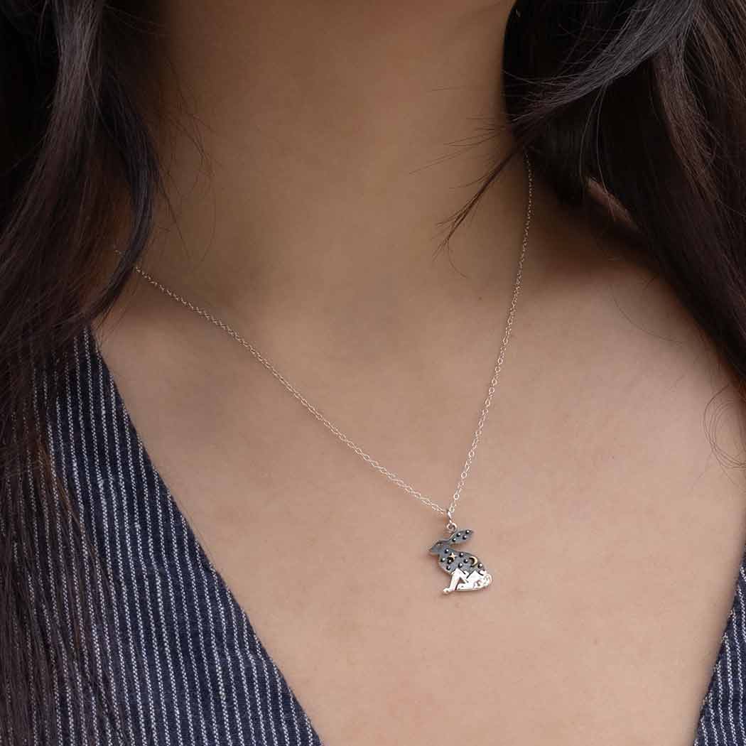 Collana fairycore con lepre sotto la luna ispirata alla natura