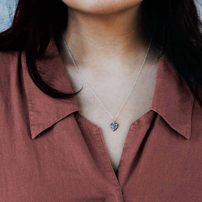 Collana in argento con fragolina di bosco ispirata alla natura indossata