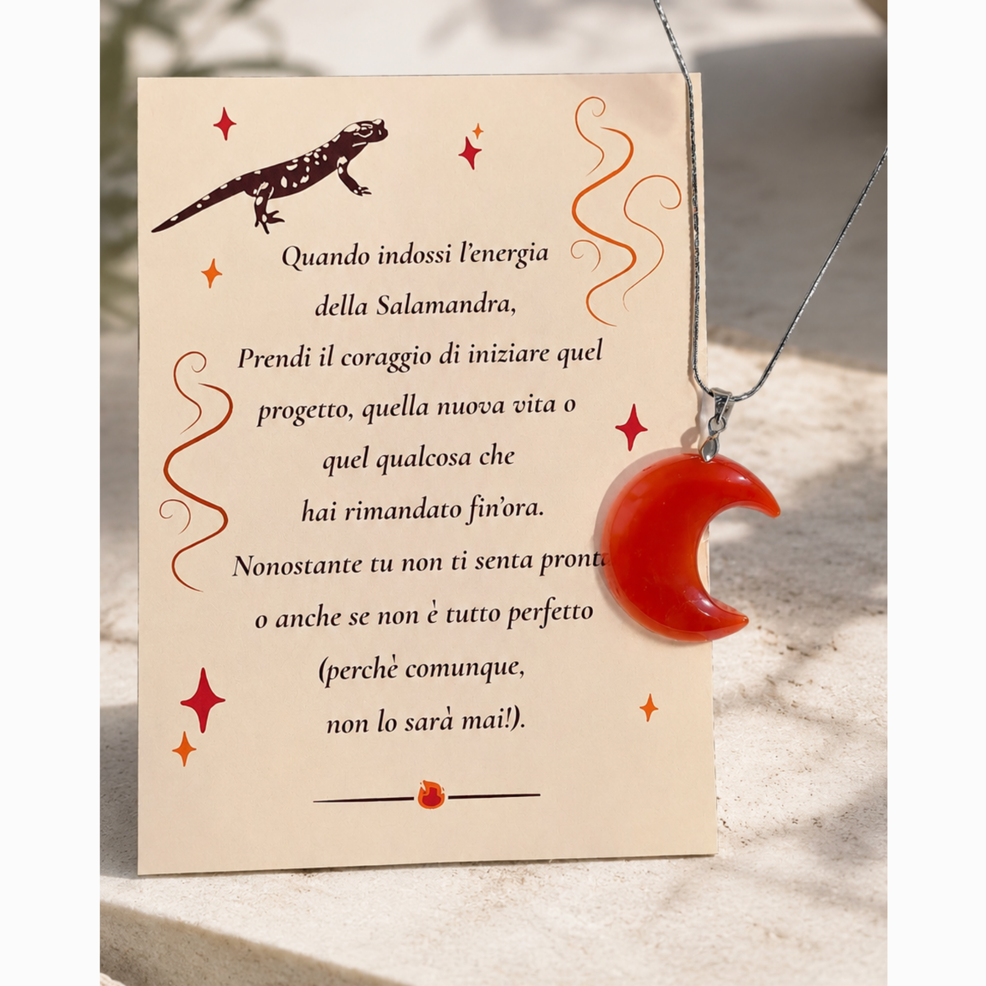 Collana in corniola naturale a forma di luna crescente con card illustrata