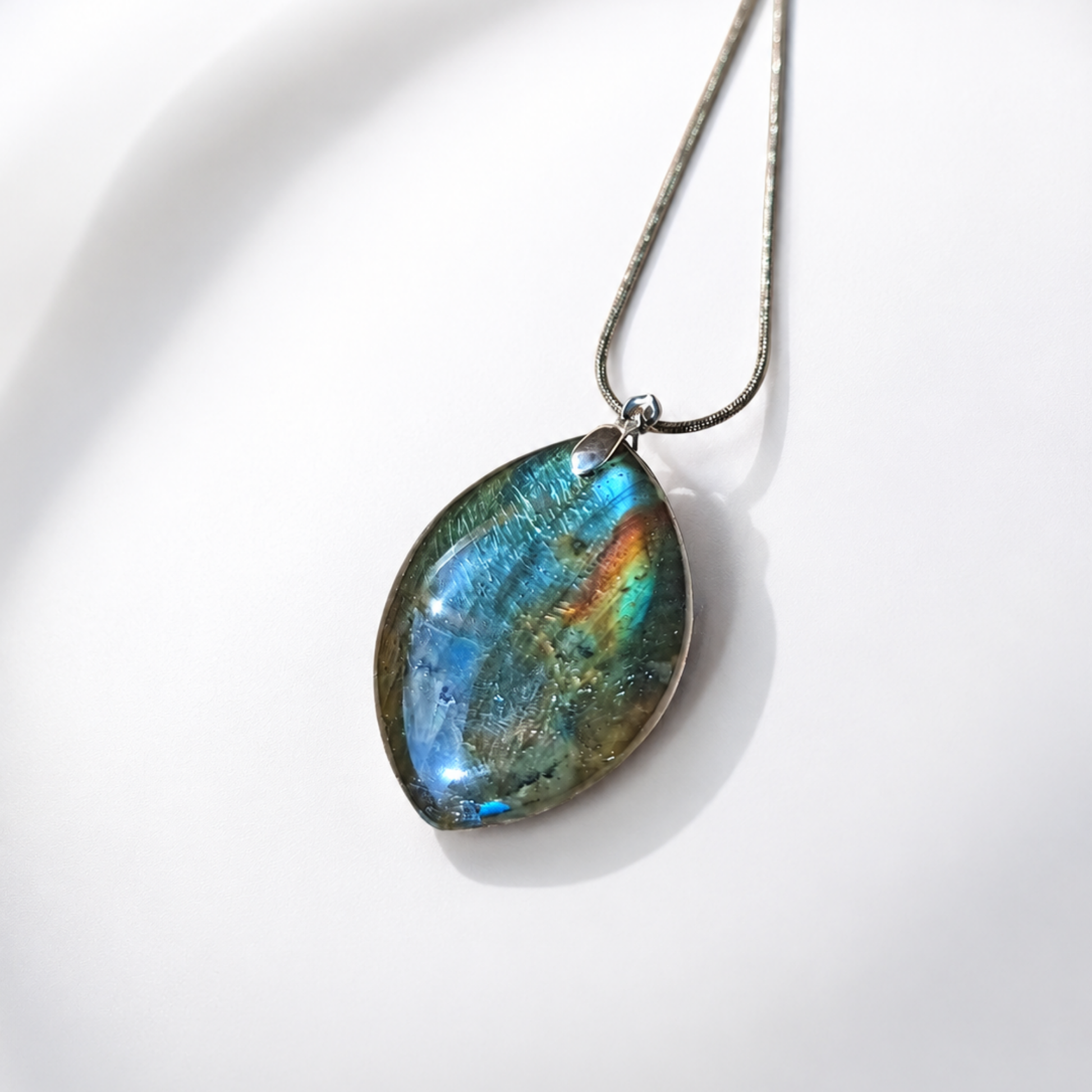 Collana in labradorite naturale scura con riflessi arcobaleno