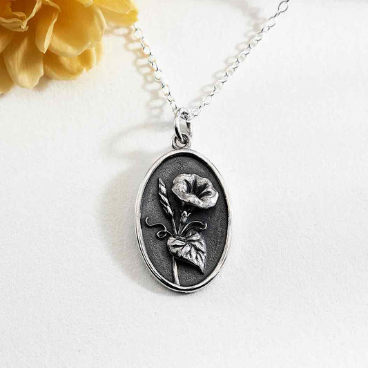 Collana ipomea in argento, gioiello floreale simbolo di resilienza