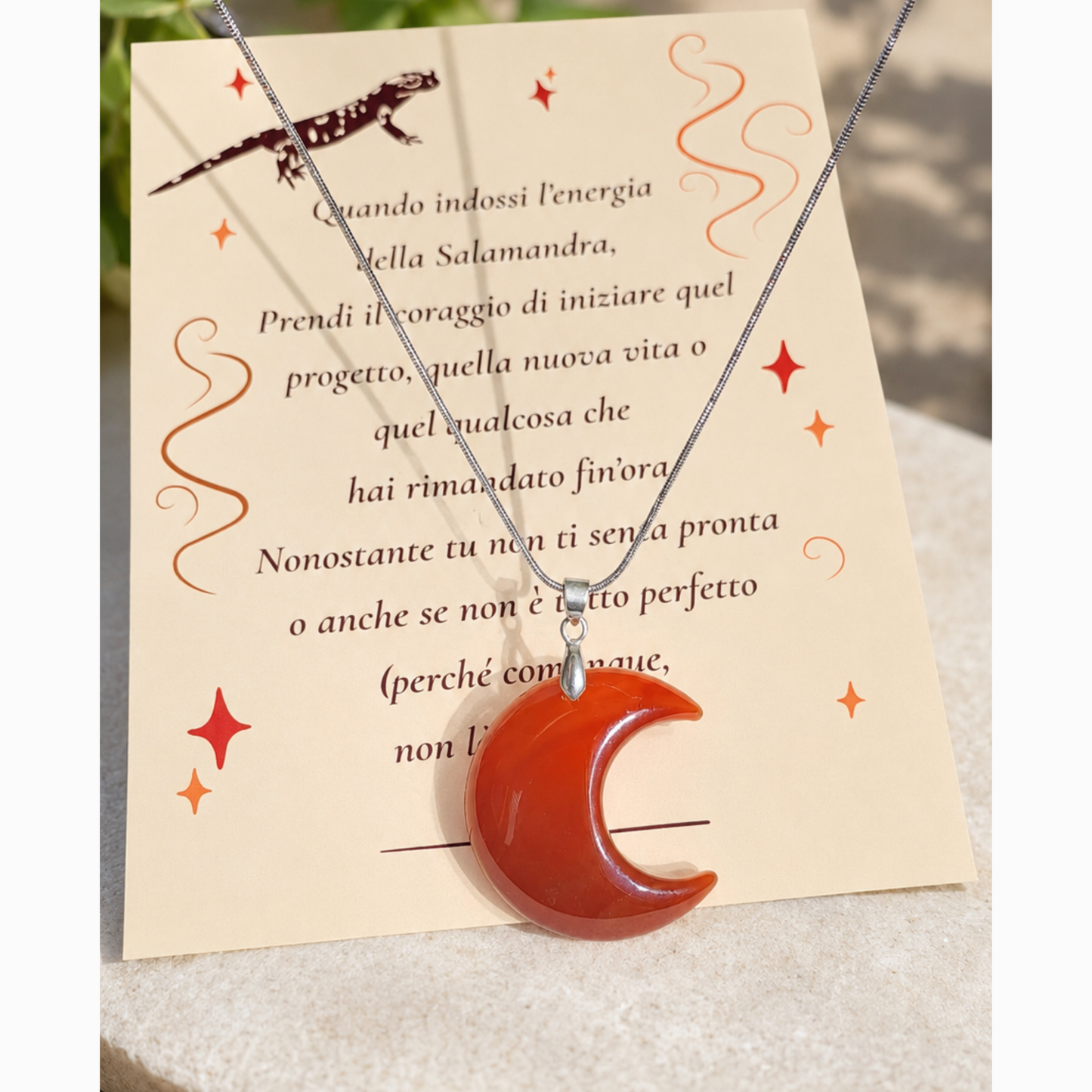 Collana mezzaluna in corniola naturale con card Luna della Salamandra