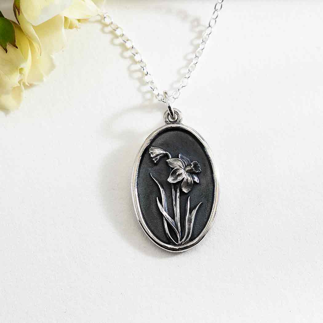 Collana narciso in argento, gioiello simbolo di rinascita e rinnovamento