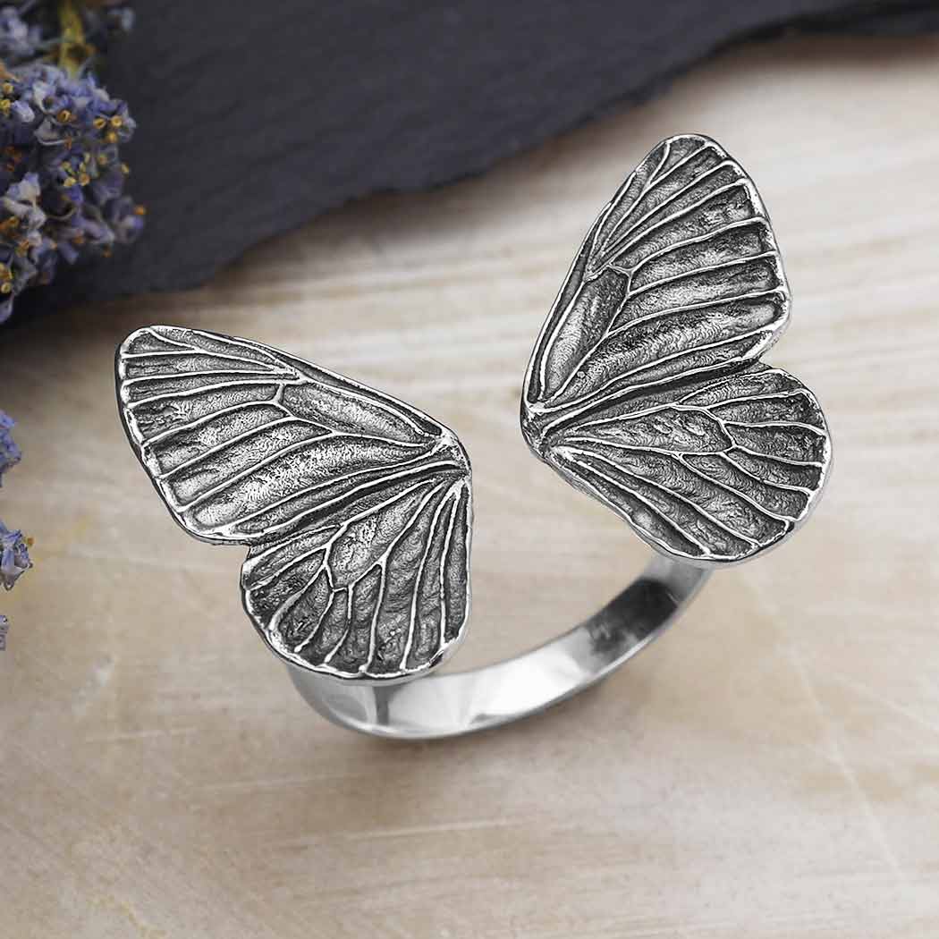 Dettaglio Anello Ali di Farfalla in Argento Luxe