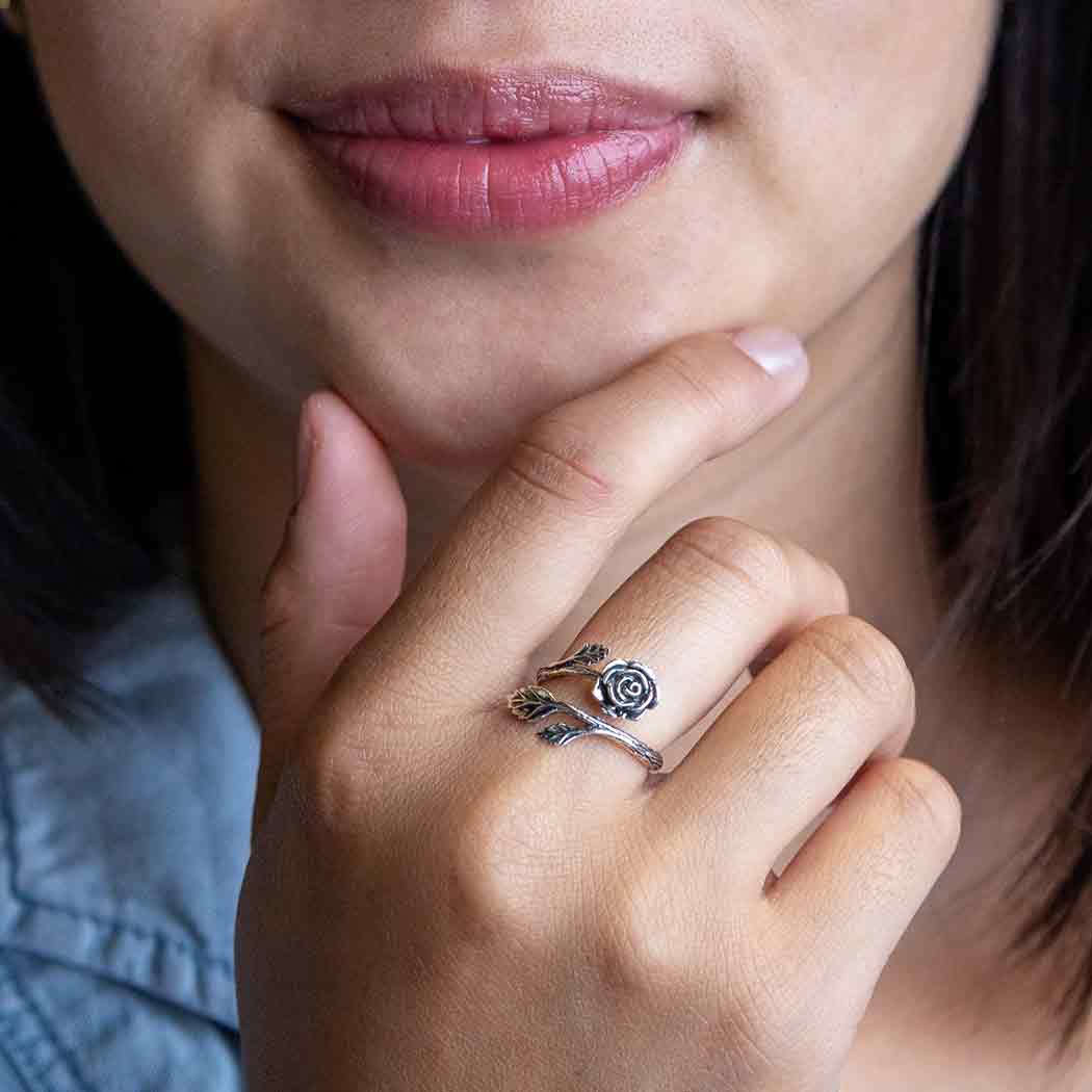 Dettaglio Anello Rosa disponibile in argento 925 e Argento Luxe