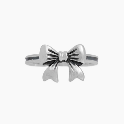 Dettaglio anello a fiocco in Argento Sterling 925