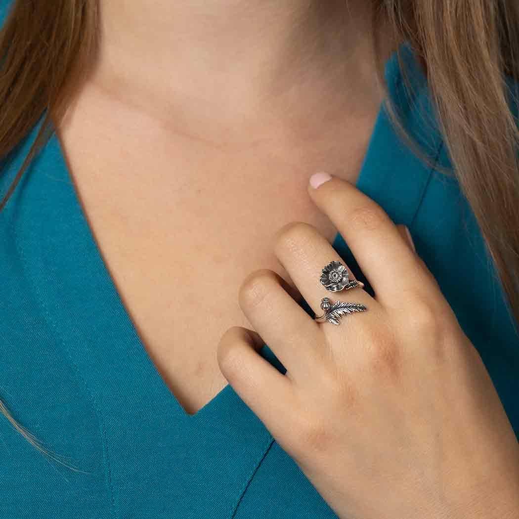 Dettaglio anello regolabile a forma di papavero