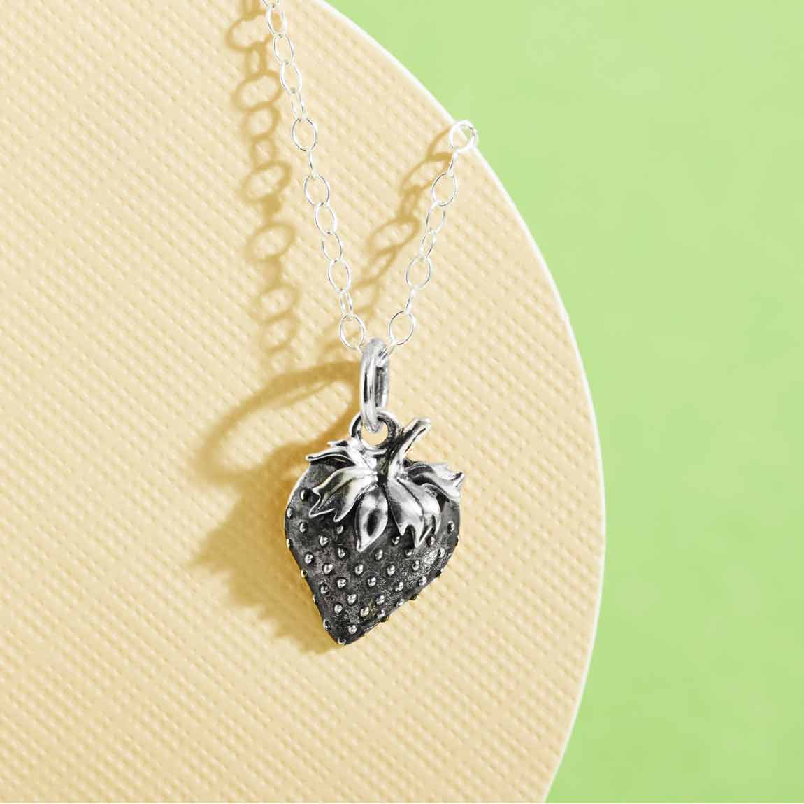 Dettaglio ciondolo fragola di bosco in Argento Sterling 925