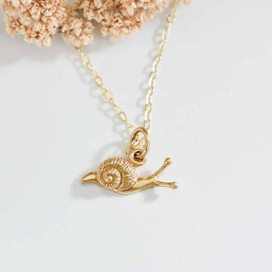 Dettaglio collana con lumaca in bronzo