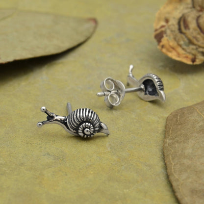 Dettaglio orecchini chiocciolina in argento 925 con design delicato