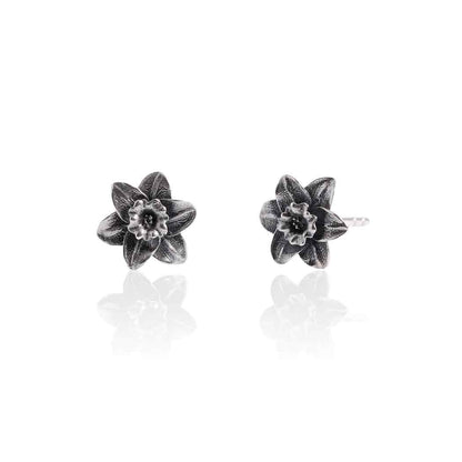 Dettaglio orecchini narciso in argento 925 con petali scolpiti