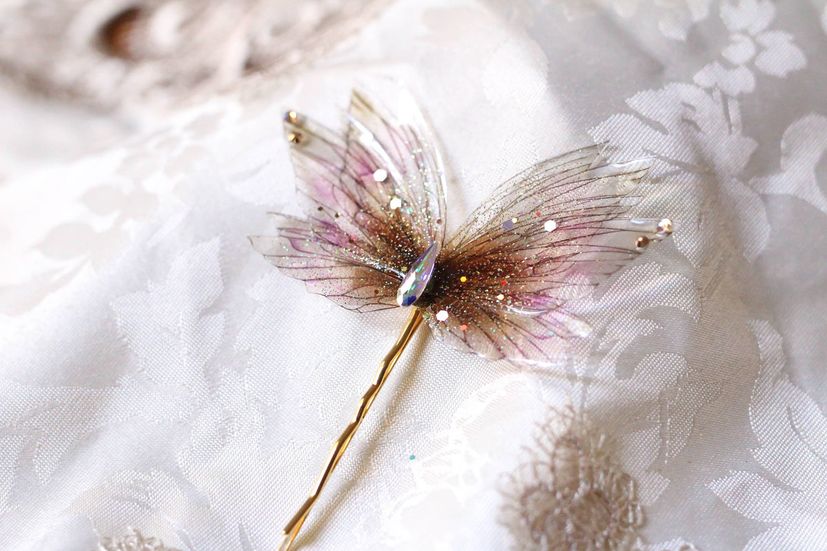 Gioielli fairycore con ali di fata color orchidea e dettagli dorati