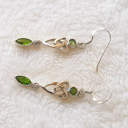 Orecchini Triquetra in argento 925 con pietra verde ispirazione elfica