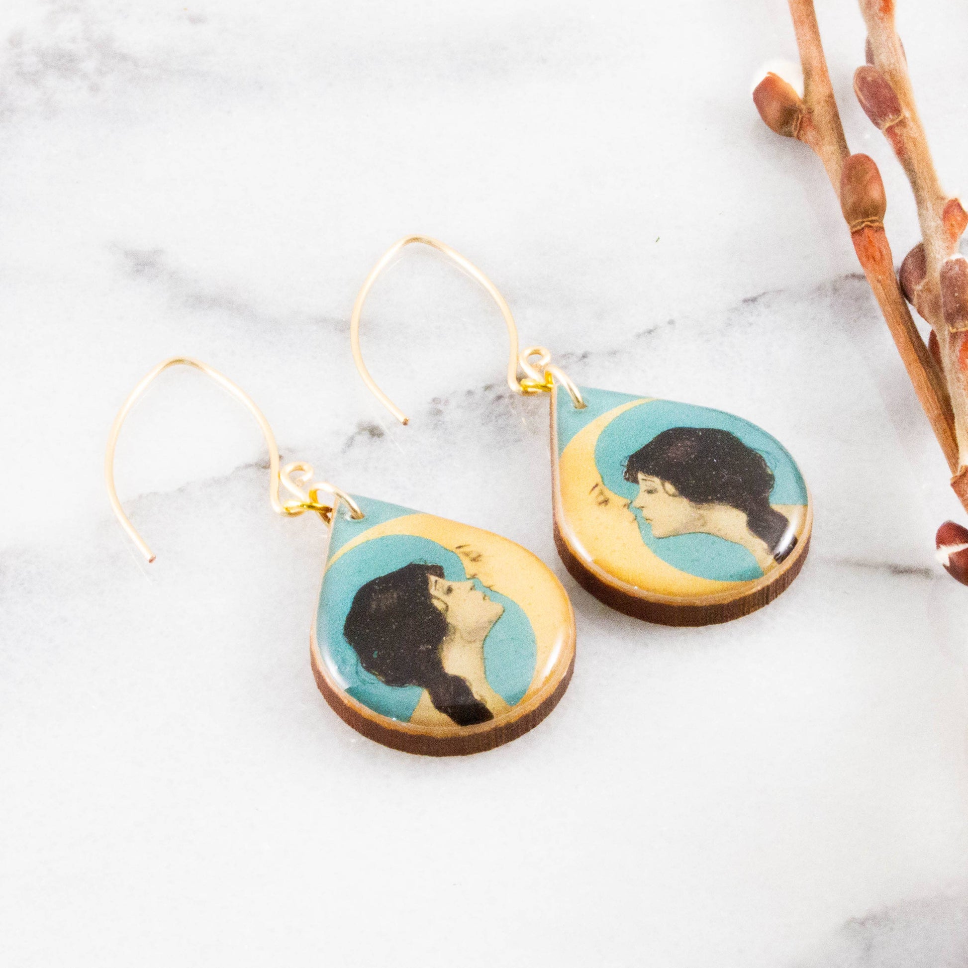 Orecchini in legno d’acero stile Art Nouveau con luna
