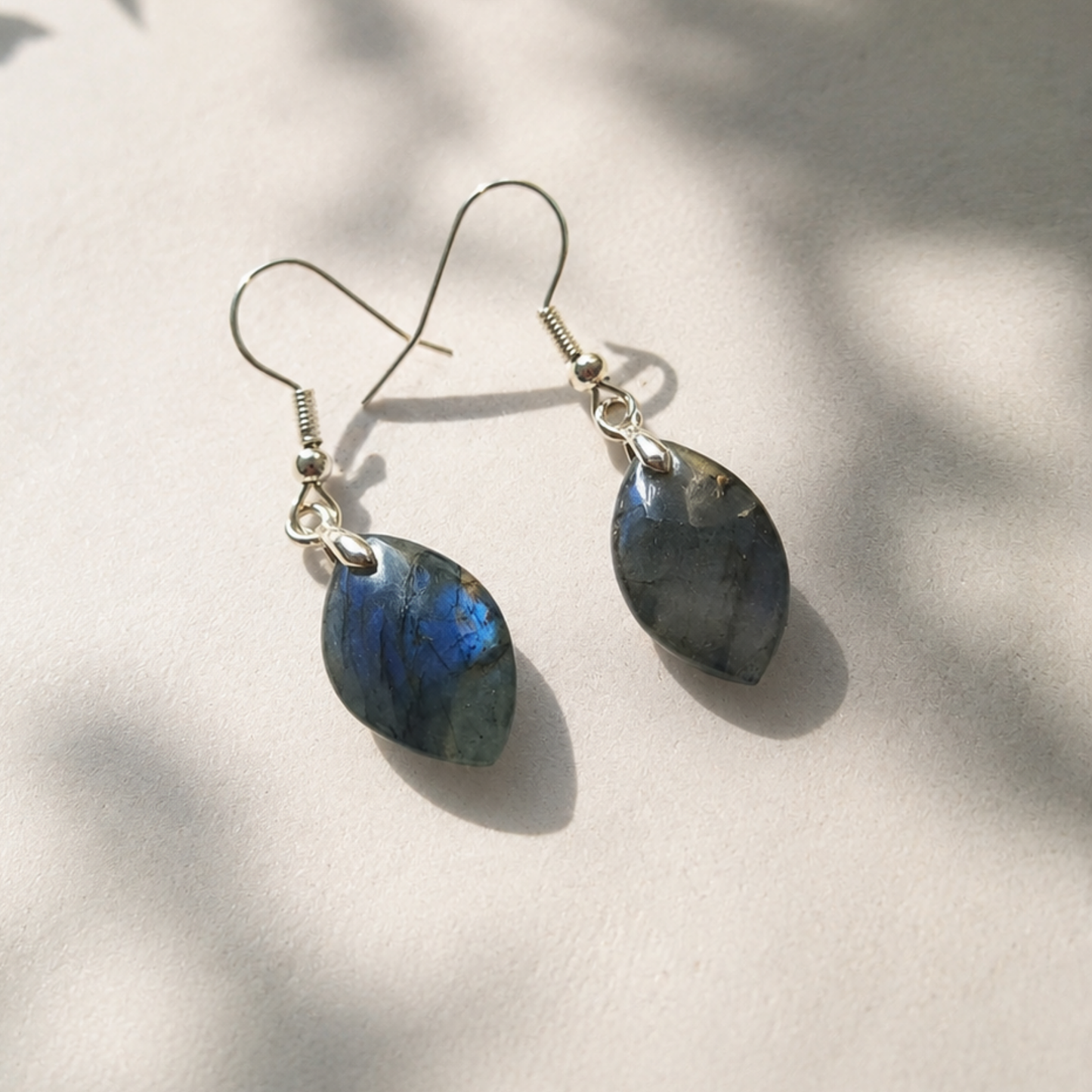 Orecchini marquise in pietra labradorite naturale blu e verde
